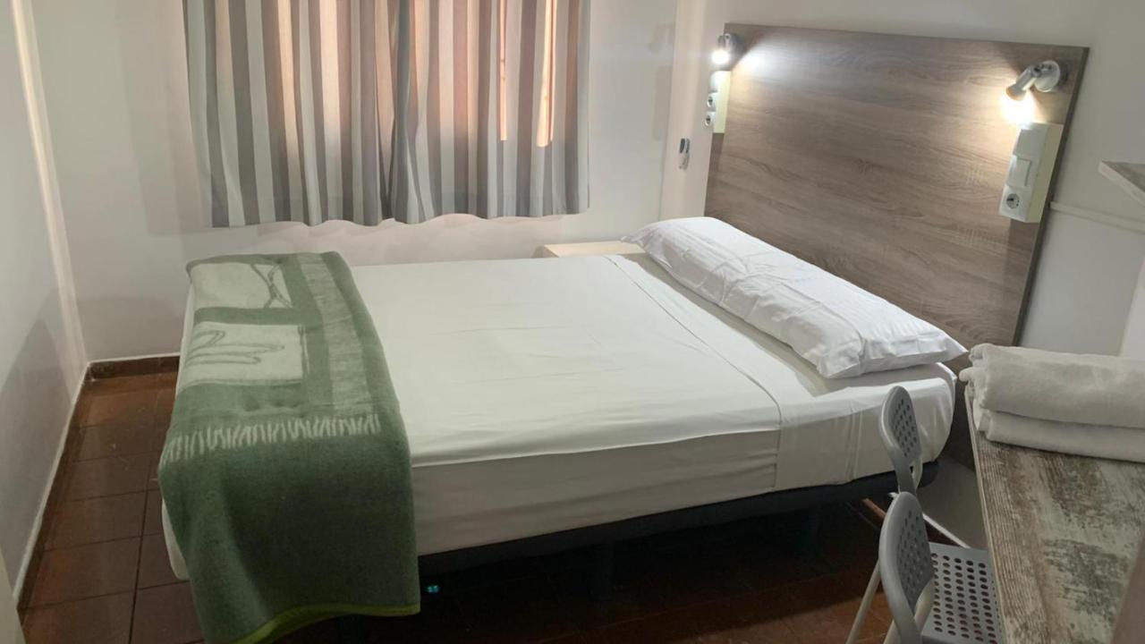 Casa De Huespedes Almansa Hotel Madrid Eksteriør billede