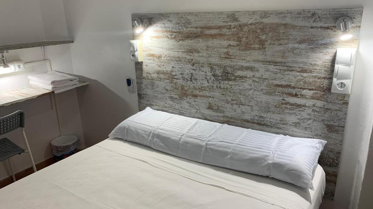 Casa De Huespedes Almansa Hotel Madrid Eksteriør billede