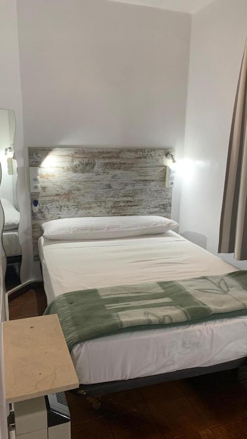 Casa De Huespedes Almansa Hotel Madrid Eksteriør billede