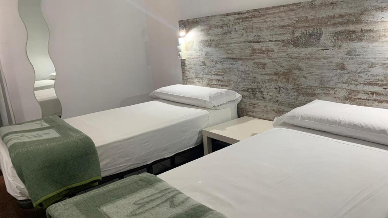 Casa De Huespedes Almansa Hotel Madrid Eksteriør billede
