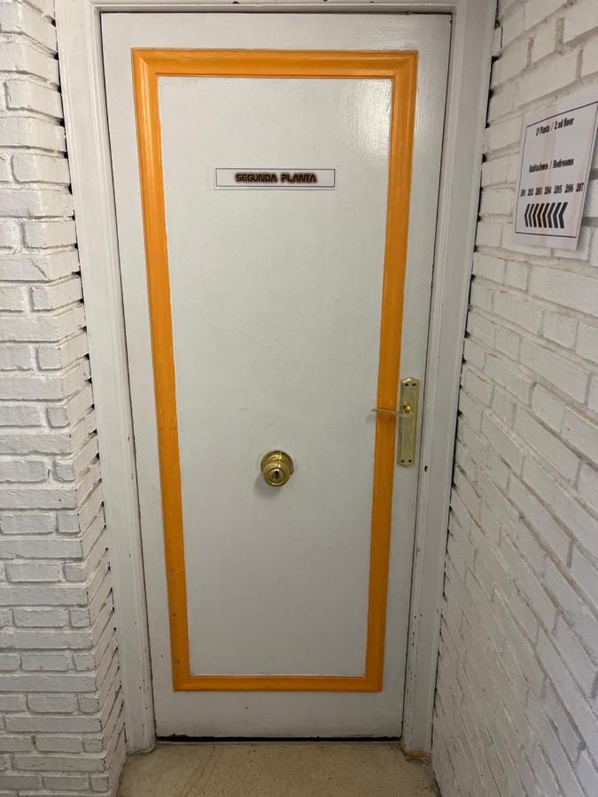 Casa De Huespedes Almansa Hotel Madrid Eksteriør billede