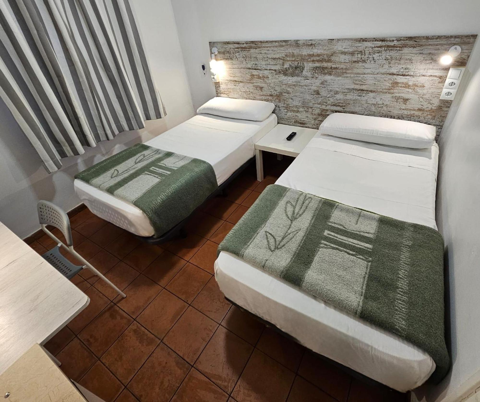 Casa De Huespedes Almansa Hotel Madrid Eksteriør billede