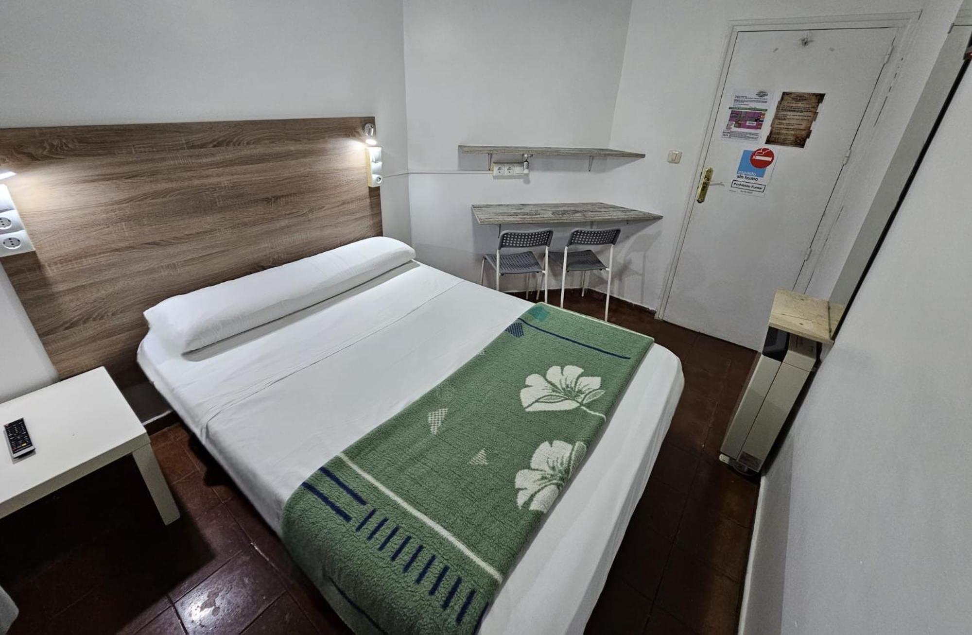 Casa De Huespedes Almansa Hotel Madrid Eksteriør billede