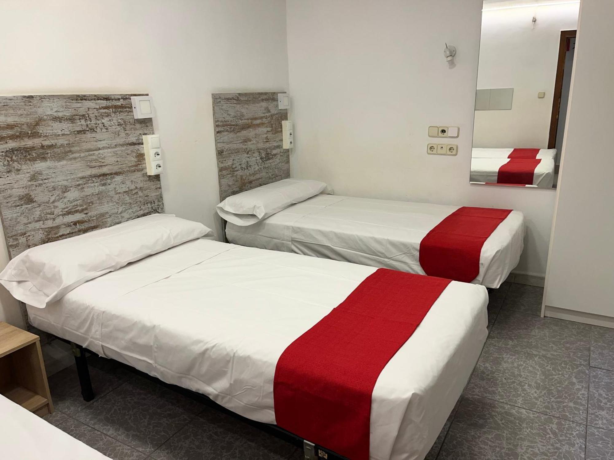 Casa De Huespedes Almansa Hotel Madrid Eksteriør billede