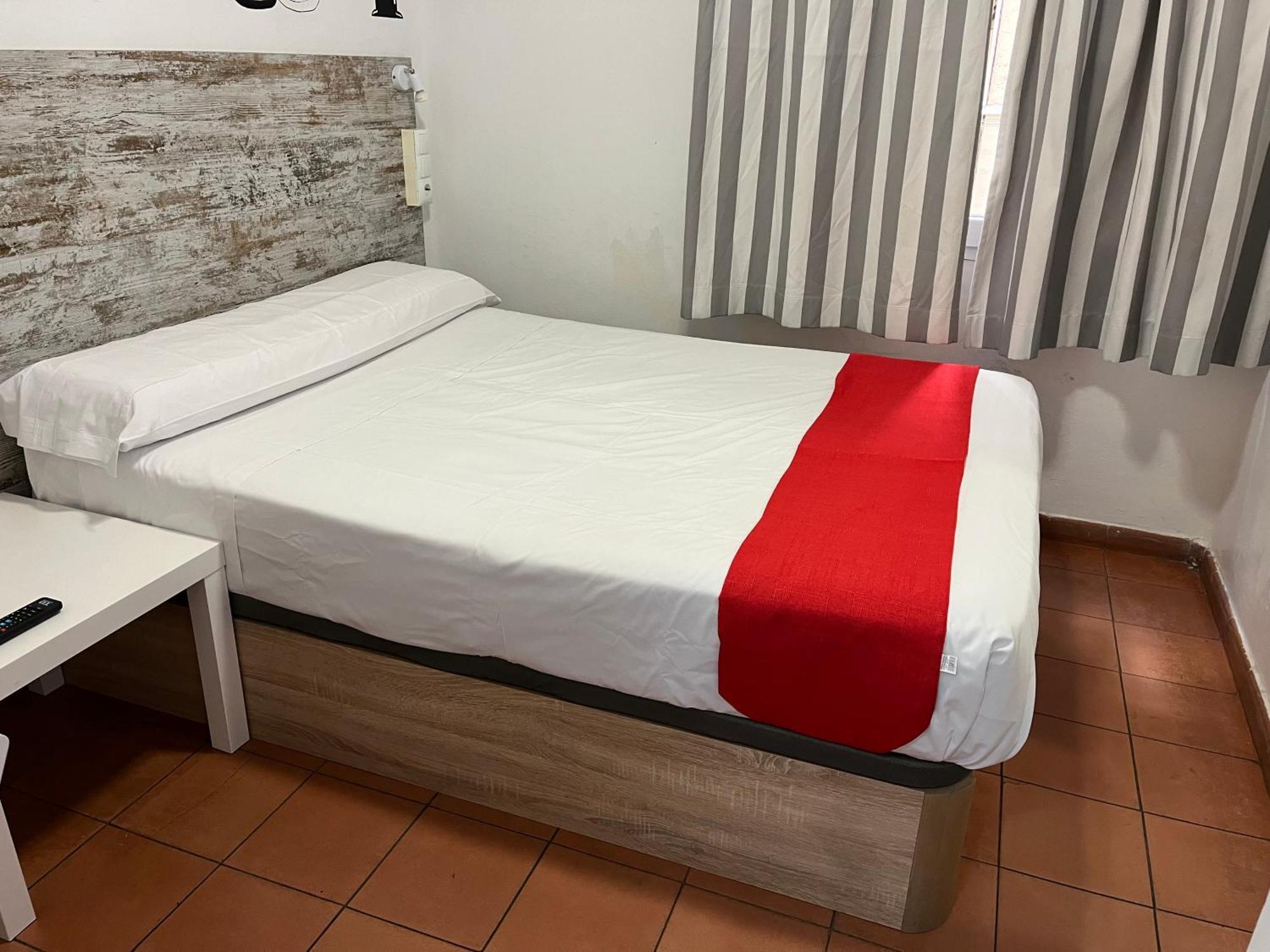 Casa De Huespedes Almansa Hotel Madrid Eksteriør billede
