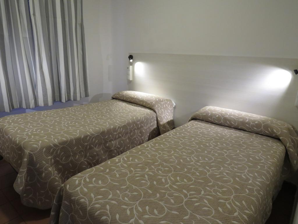 Casa De Huespedes Almansa Hotel Madrid Eksteriør billede